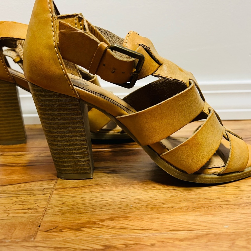 Stylish Tan Strappy Heels